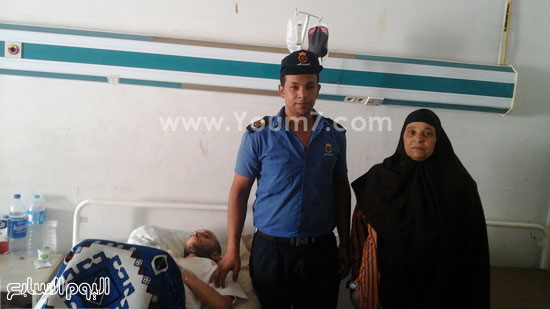 وجدى المريض ووالدته واحد افراد امن المستشفى  -اليوم السابع -8 -2015